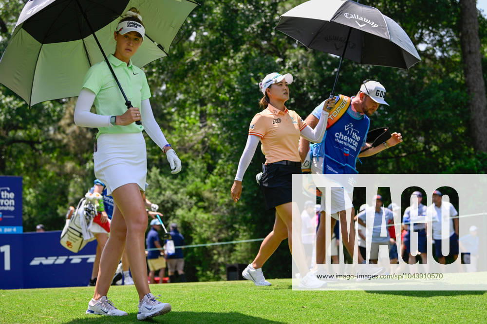 THE WOODLANDS, TX - APRIL 18: Nelly Korda (USA) and Minjee Lee (AUS) make their way down 11 during Rd1 of the Chevron Championship at The Club at Carlton Woods on April 18, 2024 in The Woodlands, Texas. (Photo by Ken Murray Icon Sportswire) GOLF: APR 18 LPGA, Golf Damen The Chevron Championship Icon240418070