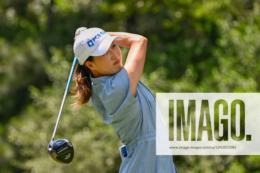 THE WOODLANDS, TX - APRIL 18: Jennifer Song (USA) watches her tee shot on 11 during Rd1 of the Chevron Championship at The Club at Carlton Woods on April 18, 2024 in The Woodlands, Texas. (Photo by Ken Murray Icon Sportswire) GOLF: APR 18 LPGA, Golf Damen The Chevron Championship Icon240418071