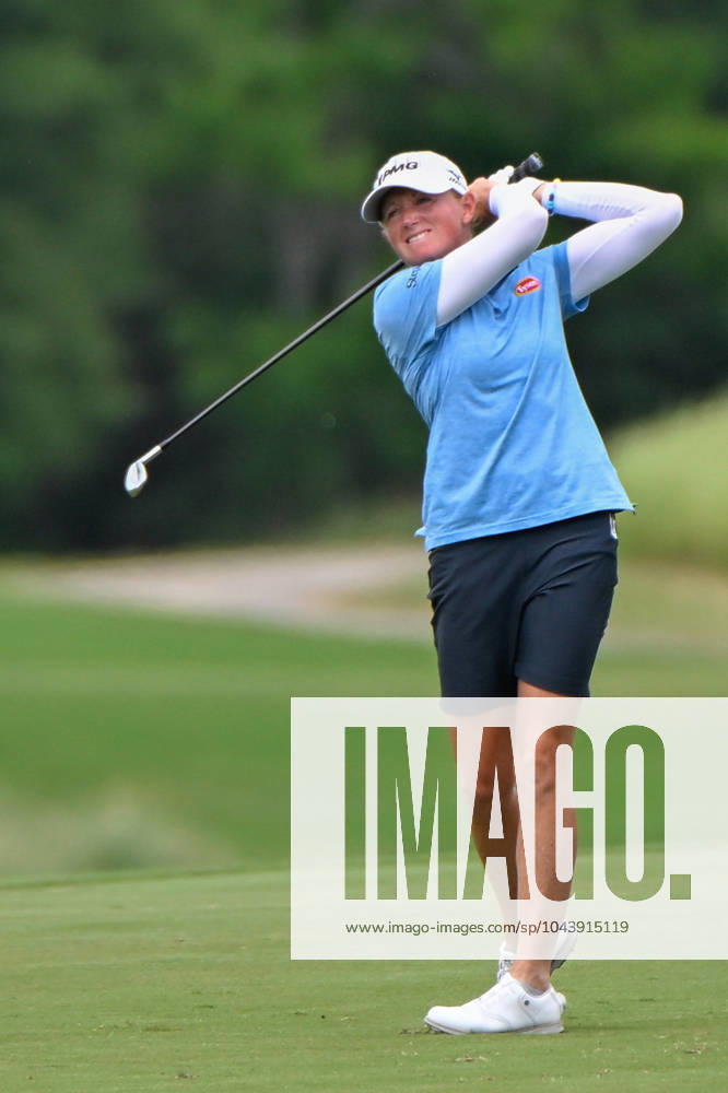 THE WOODLANDS, TX - APRIL 18: Stacy Lewis (USA) watches her approach shot on 9 during Rd1 of the Chevron Championship at The Club at Carlton Woods on April 18, 2024 in The Woodlands, Texas. (Photo by Ken Murray Icon Sportswire) GOLF: APR 18 LPGA, Golf Damen The Chevron Championship Icon240418074