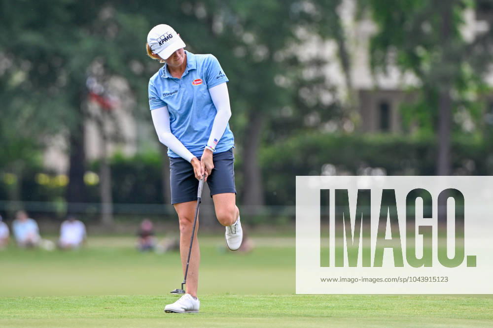 THE WOODLANDS, TX - APRIL 18: Stacy Lewis (USA) watches her birdie putt drop on 9 during Rd1 of the Chevron Championship at The Club at Carlton Woods on April 18, 2024 in The Woodlands, Texas. (Photo by Ken Murray Icon Sportswire) GOLF: APR 18 LPGA, Golf Damen The Chevron Championship Icon240418078