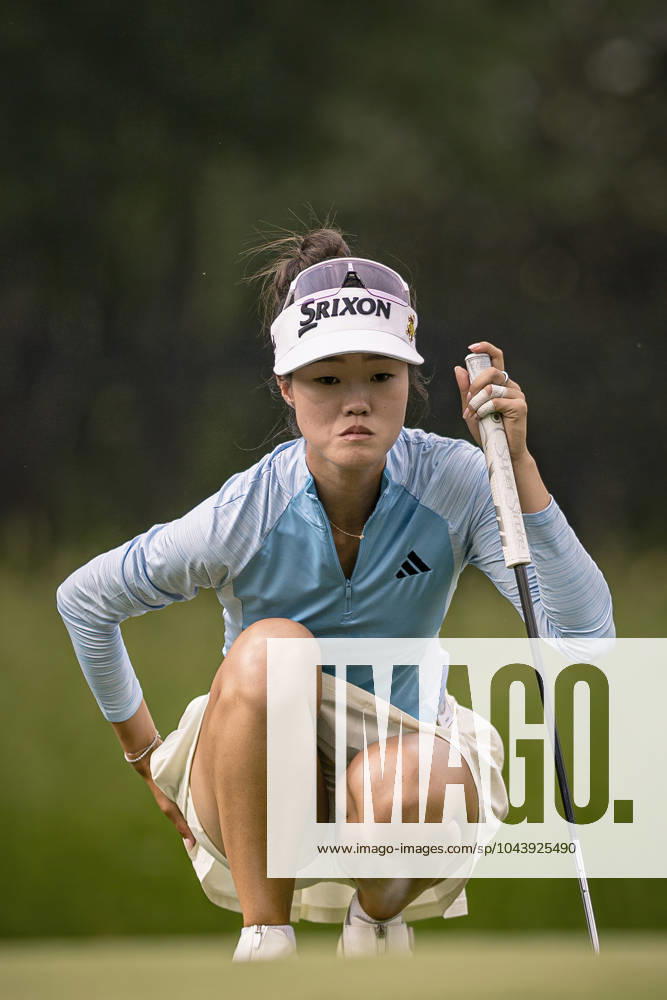 GRACE KIM reads the green during round 1 of The Chevron Championship at The Club at Carlton Woods on April 18, 2024, in The Woodlands, Texas. The Woodlands USA - ZUMAp213 20240418_znp_p213_068