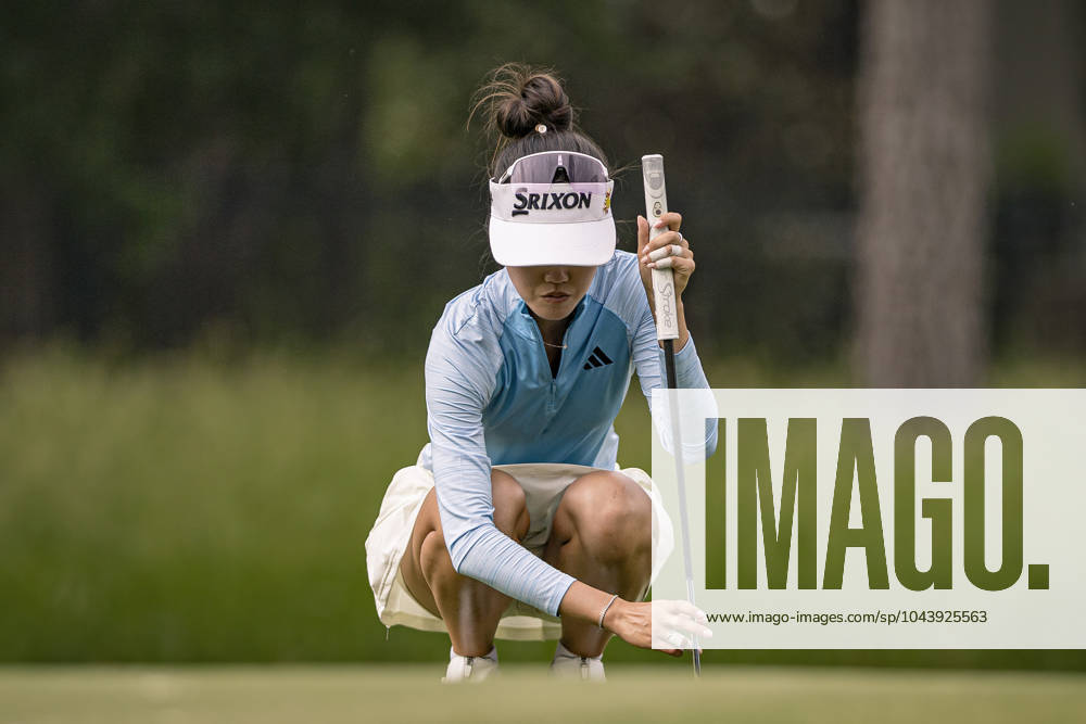 GRACE KIM reads the green during round 1 of The Chevron Championship at The Club at Carlton Woods on April 18, 2024, in The Woodlands, Texas. The Woodlands USA - ZUMAp213 20240418_znp_p213_084