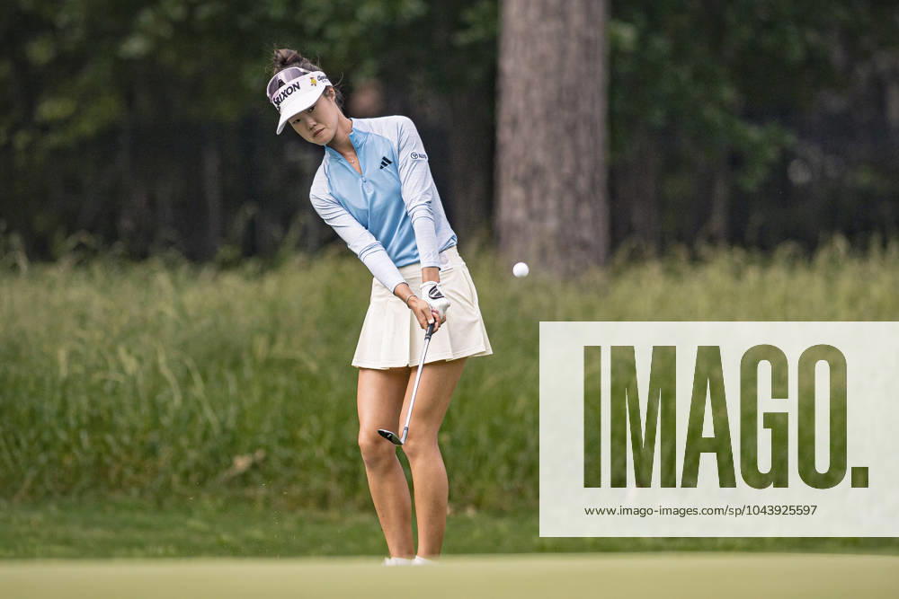 GRACE KIM chips on green during round 1 of The Chevron Championship at The Club at Carlton Woods on April 18, 2024, in The Woodlands, Texas. The Woodlands USA - ZUMAp213 20240418_znp_p213_094