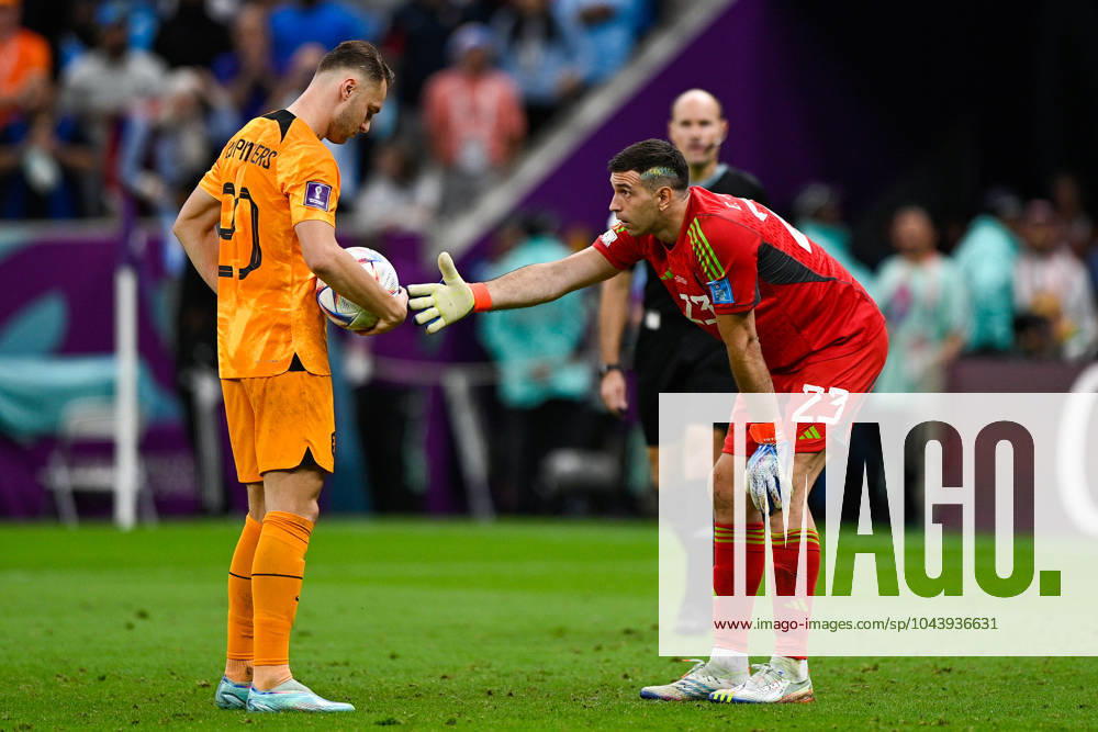 2022-12-09 Netherlands v Argentina - Quarter Final - FIFA World Cup, WM, Weltmeisterschaft, Fussball Qatar 2022 LUSAIL CITY, QATAR - DECEMBER 9: Teun Koopmeiners of the Netherlands and Damian Martinez of Argentina during the Quarter Final - FIFA World Cup Qatar 2022 match between Netherlands and Argentina at the Lusail Stadium on December 9, 2022 in Lusail City, Qatar (Photo by Pablo Morano BSR Agency) Lusail City Qatar Content not available for redistribution in The Netherlands directly or indirectly through any third parties.