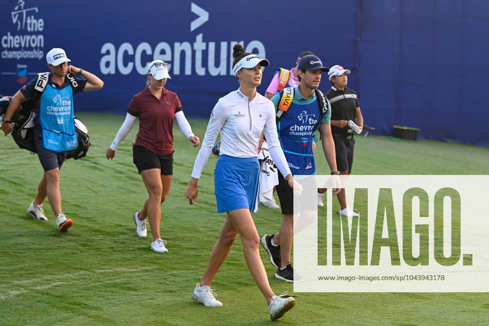 THE WOODLANDS, TX - APRIL 19: Esther Henseleit (GER)leads Jennifer Kupcho (USA) and Peiyun Chien (TAI) down 1 during Rd2 of the Chevron Championship at The Club at Carlton Woods on April 19, 2024 in The Woodlands, Texas. (Photo by Ken Murray Icon Sportswire) GOLF: APR 19 LPGA, Golf Damen The Chevron Championship Icon240419005