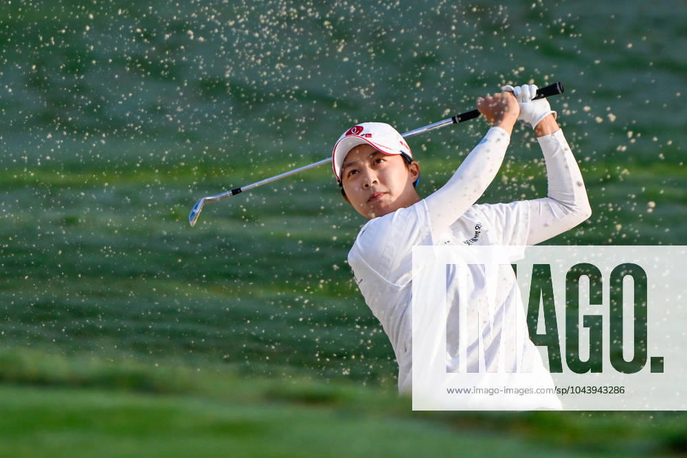 THE WOODLANDS, TX - APRIL 19: Hyo Joo Kim (KOR) hits from the trap on 1 during Rd2 of the Chevron Championship at The Club at Carlton Woods on April 19, 2024 in The Woodlands, Texas. (Photo by Ken Murray Icon Sportswire) GOLF: APR 19 LPGA, Golf Damen The Chevron Championship Icon240419014