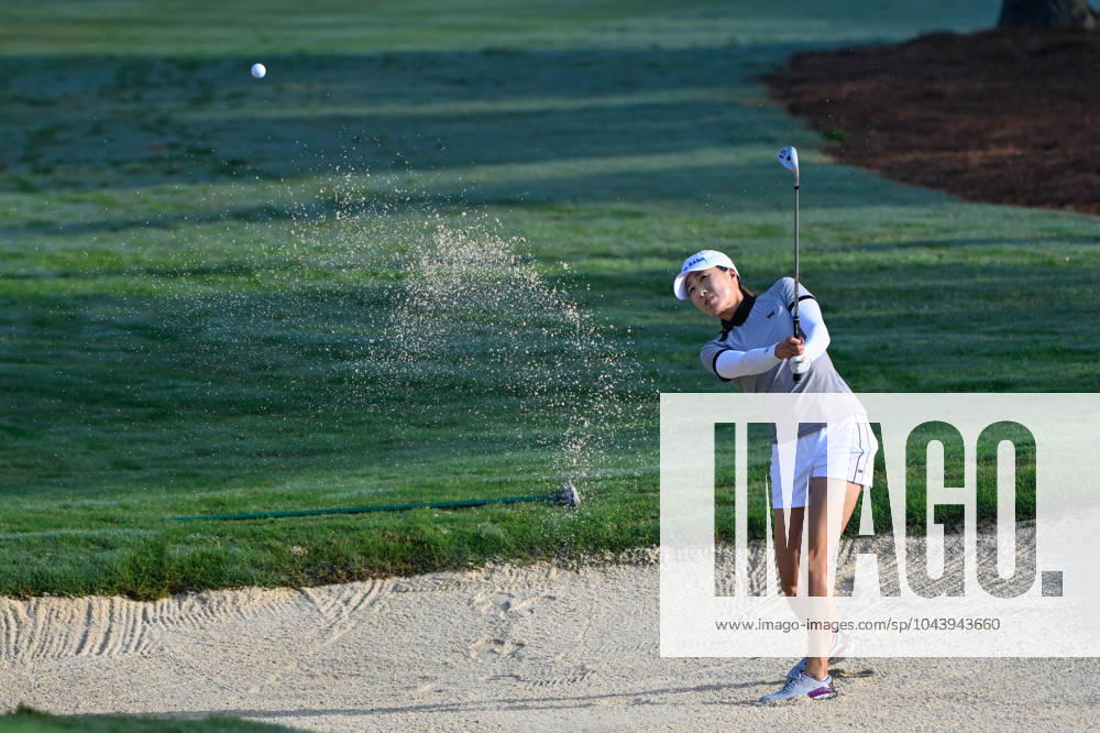 THE WOODLANDS, TX - APRIL 19: Jennifer Song (USA) hits from the trap on 1 during Rd2 of the Chevron Championship at The Club at Carlton Woods on April 19, 2024 in The Woodlands, Texas. (Photo by Ken Murray Icon Sportswire) GOLF: APR 19 LPGA, Golf Damen The Chevron Championship Icon240419027