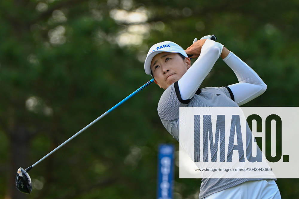 THE WOODLANDS, TX - APRIL 19: Jennifer Song (USA) watches her tee shot on 2 during Rd2 of the Chevron Championship at The Club at Carlton Woods on April 19, 2024 in The Woodlands, Texas. (Photo by Ken Murray Icon Sportswire) GOLF: APR 19 LPGA, Golf Damen The Chevron Championship Icon240419030