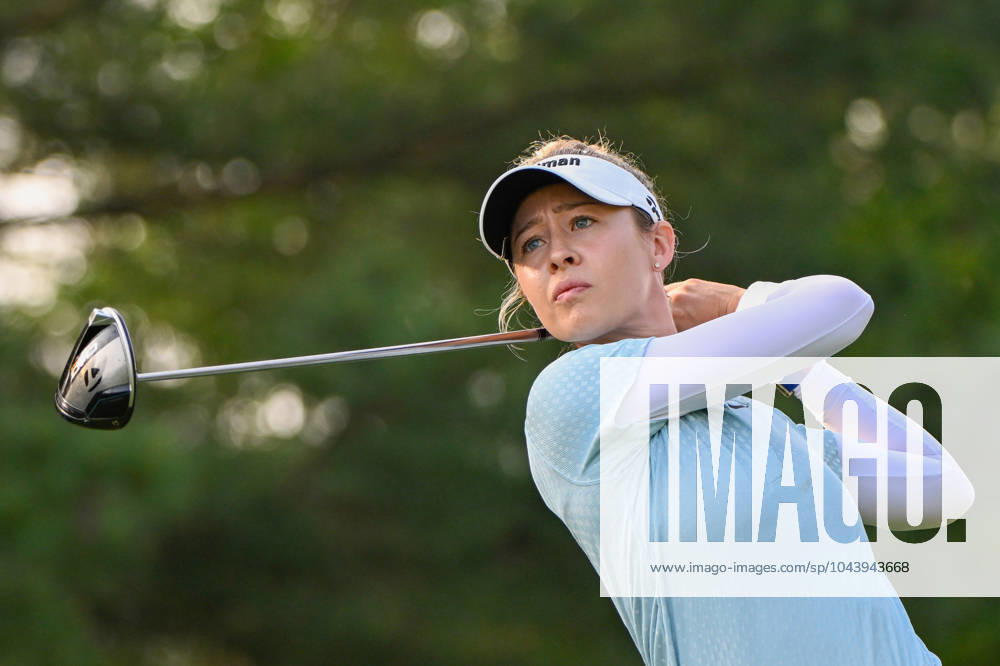 THE WOODLANDS, TX - APRIL 19: Nelly Korda (USA) watches her tee shot on 2 during Rd2 of the Chevron Championship at The Club at Carlton Woods on April 19, 2024 in The Woodlands, Texas. (Photo by Ken Murray Icon Sportswire) GOLF: APR 19 LPGA, Golf Damen The Chevron Championship Icon240419031