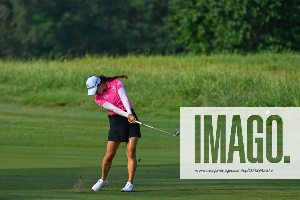 THE WOODLANDS, TX - APRIL 19: Minjee Lee (AUS) hits her approach shot on 2 during Rd2 of the Chevron Championship at The Club at Carlton Woods on April 19, 2024 in The Woodlands, Texas. (Photo by Ken Murray Icon Sportswire) GOLF: APR 19 LPGA, Golf Damen The Chevron Championship Icon240419034