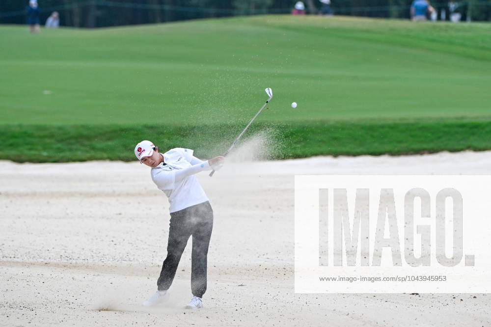THE WOODLANDS, TX - APRIL 19: Hyo Joo Kim (KOR) hits from the trap on 8 during Rd2 of the Chevron Championship at The Club at Carlton Woods on April 19, 2024 in The Woodlands, Texas. (Photo by Ken Murray Icon Sportswire) GOLF: APR 19 LPGA, Golf Damen The Chevron Championship Icon240419048