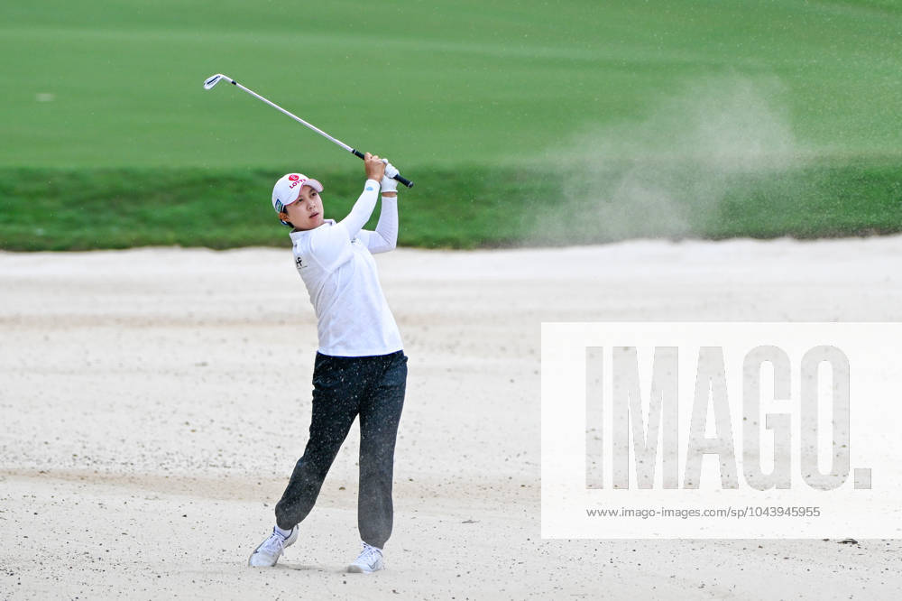 THE WOODLANDS, TX - APRIL 19: Hyo Joo Kim (KOR) hits from the trap on 8 during Rd2 of the Chevron Championship at The Club at Carlton Woods on April 19, 2024 in The Woodlands, Texas. (Photo by Ken Murray Icon Sportswire) GOLF: APR 19 LPGA, Golf Damen The Chevron Championship Icon240419049