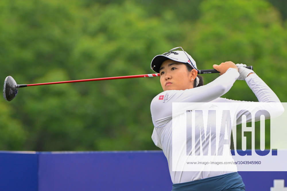 THE WOODLANDS, TX - APRIL 19: Rose Zhang (USA) watches her tee shot on 9 during Rd2 of the Chevron Championship at The Club at Carlton Woods on April 19, 2024 in The Woodlands, Texas. (Photo by Ken Murray Icon Sportswire) GOLF: APR 19 LPGA, Golf Damen The Chevron Championship Icon240419053