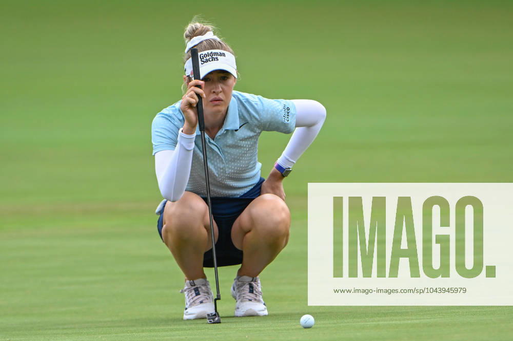 THE WOODLANDS, TX - APRIL 19: Nelly Korda (USA) lines up her birdie putt on 9 during Rd2 of the Chevron Championship at The Club at Carlton Woods on April 19, 2024 in The Woodlands, Texas. (Photo by Ken Murray Icon Sportswire) GOLF: APR 19 LPGA, Golf Damen The Chevron Championship Icon240419060