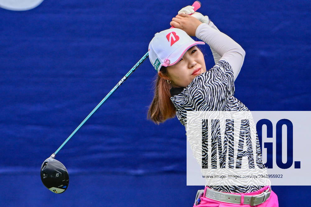 THE WOODLANDS, TX - APRIL 19: Ayaka Furue (JPN) watches her tee shot on 1 during Rd2 of the Chevron Championship at The Club at Carlton Woods on April 19, 2024 in The Woodlands, Texas. (Photo by Ken Murray Icon Sportswire) GOLF: APR 19 LPGA, Golf Damen The Chevron Championship Icon240419081