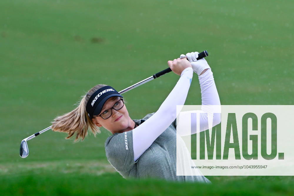 THE WOODLANDS, TX - APRIL 19: Brooke M. Henderson (CAN) hits from the fareway bunker on 1 during Rd2 of the Chevron Championship at The Club at Carlton Woods on April 19, 2024 in The Woodlands, Texas. (Photo by Ken Murray Icon Sportswire) GOLF: APR 19 LPGA, Golf Damen The Chevron Championship Icon240419093