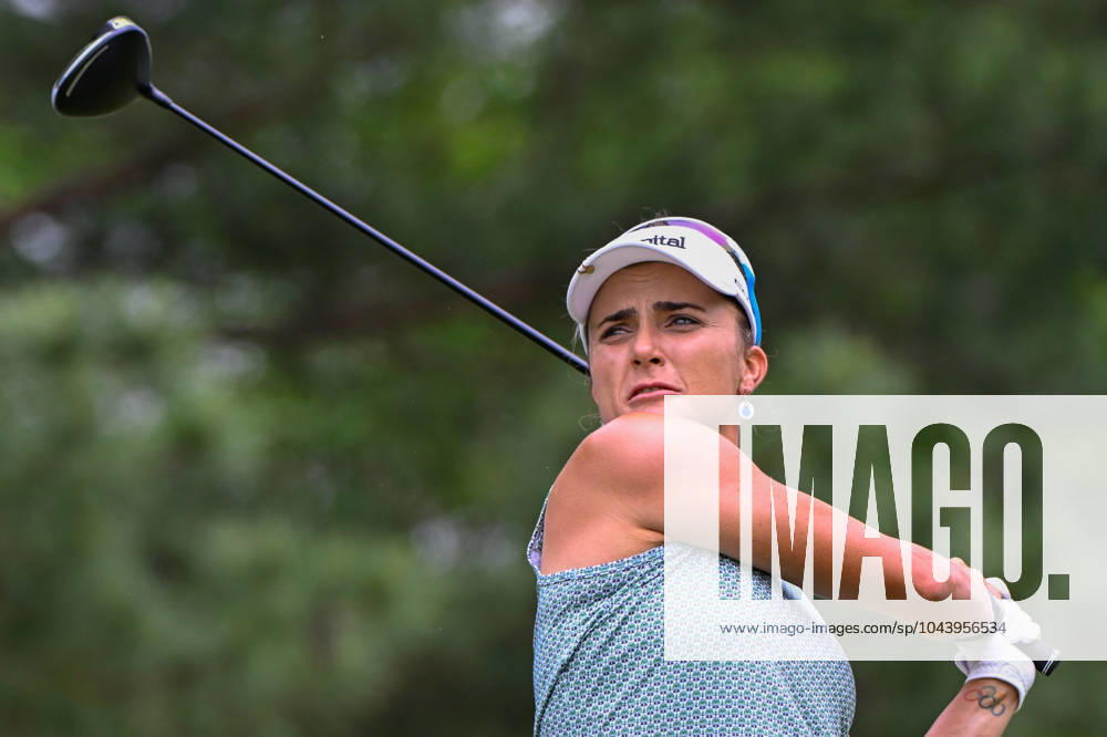 THE WOODLANDS, TX - APRIL 19: Lexi Thompson (USA) watches her tee shot on 2 during Rd2 of the Chevron Championship at The Club at Carlton Woods on April 19, 2024 in The Woodlands, Texas. (Photo by Ken Murray Icon Sportswire) GOLF: APR 19 LPGA, Golf Damen The Chevron Championship Icon240419101
