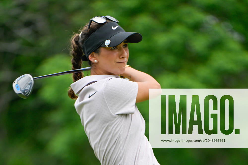 THE WOODLANDS, TX - APRIL 19: Isabella Fierro (MEX) watches her tee shot on 10 during Rd2 of the Chevron Championship at The Club at Carlton Woods on April 19, 2024 in The Woodlands, Texas. (Photo by Ken Murray Icon Sportswire) GOLF: APR 19 LPGA, Golf Damen The Chevron Championship Icon240419111