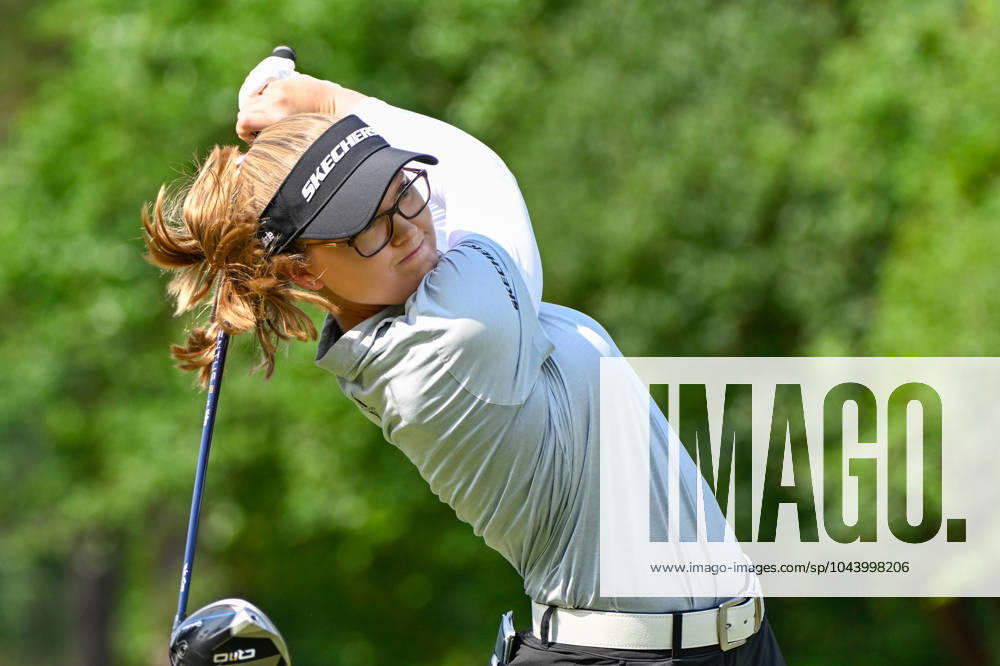 THE WOODLANDS, TX - APRIL 20: Brooke M. Henderson (CAN) watches her tee shot on 2 during third round of the Chevron Championship at The Club at Carlton Woods on April 20, 2024 in The Woodlands, Texas. (Photo by Ken Murray Icon Sportswire) GOLF: APR 20 LPGA, Golf Damen The Chevron Championship Icon240420034