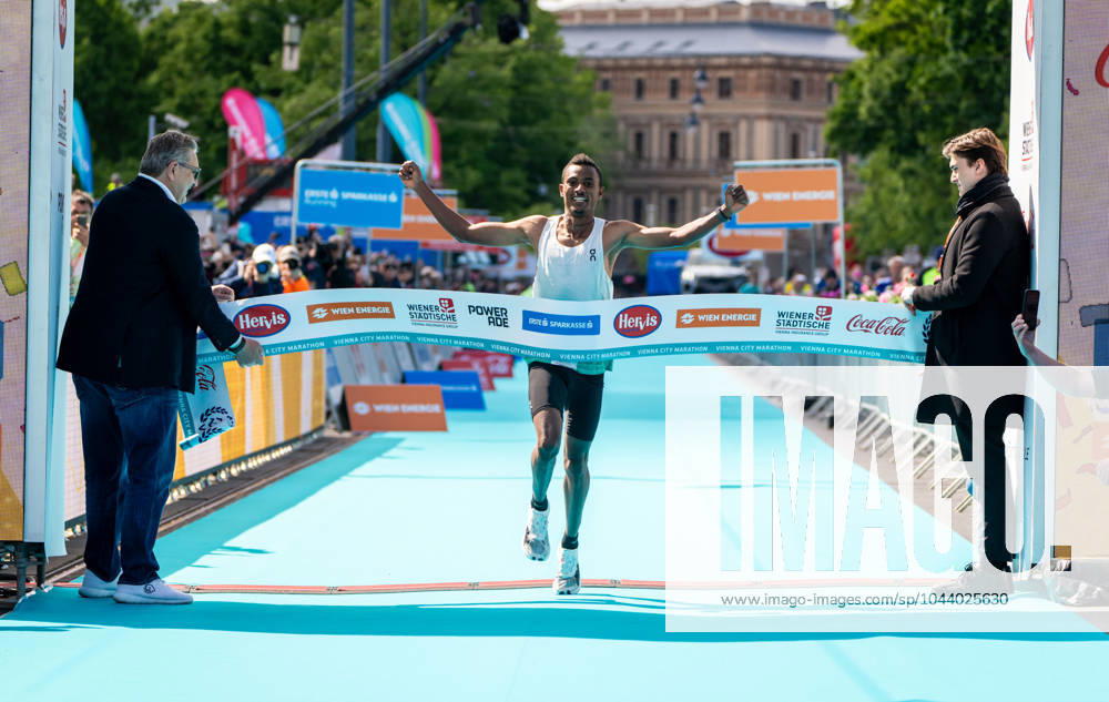 KW16 RUNNING - VCM 2024 VIENNA,AUSTRIA,21.APR.24 - ATHLETICS, RUNNING - Vienna City Marathon. Image shows city council Peter Hacker (Vienna) and Chala Regasa (ETH). GEPAxpictures Eisner