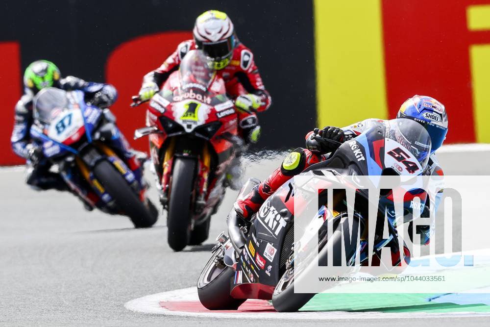 KW16 ASSEN - Toprak Razgatlioglu (TUR) on his BMW is in the lead ahead of Alvaro Bautista (ESP) on his Ducati and Remy Gardner (AUS) on his Yamaha in the second Superbike race during the World Superbike Championship race at the TT Circuit Assen. ANP VINCENT JANNINK FIM Superbike World Championship, WM, Weltmeisterschaft 2023 2024 ANPxSportx IVx 496567663 originalFilename: 496567663