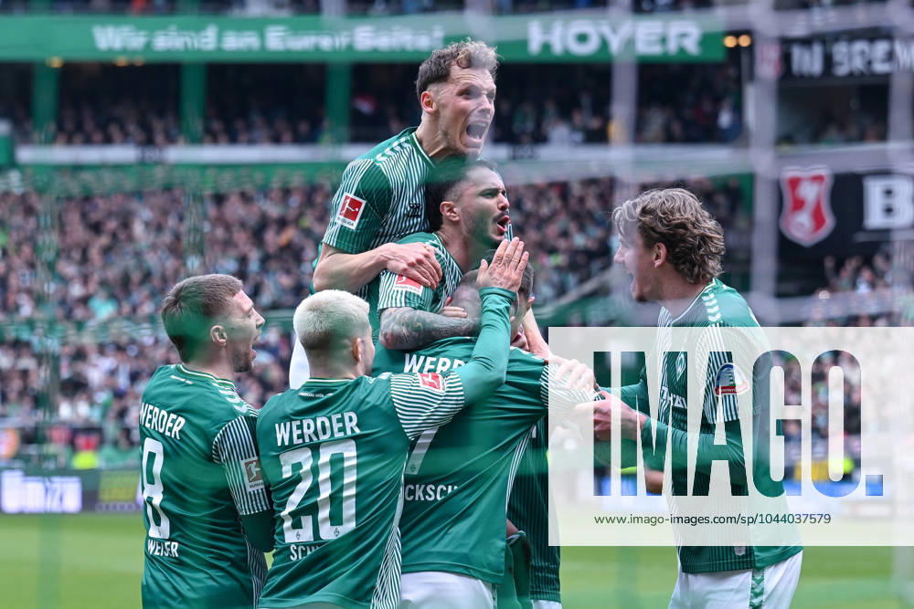 Football, Bundesliga, Matchday 30 Season 2023 2024, SV Werder Bremen VfB Stuttgart, Marvin Ducksch Werder Bremen celebrates the 1-0 goal with the team xRHR PHOTO TKx