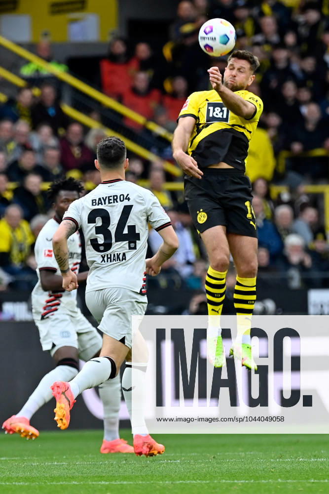Fussball 1 Bundesliga, Borussia Dortmund Bayer 04 Leverkusen, v l Granit Xhaka Bayer Leverkusen Niclas Füllkrug Borussia Dortmund Zweikampf, Aktion, action, battle for the ball Dortmund