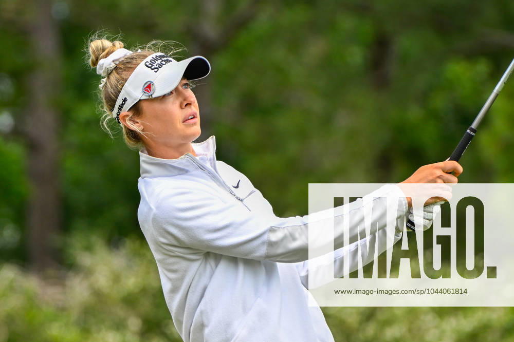 THE WOODLANDS, TX - APRIL 21: Nelly Korda (USA) watches her tee shot on 3 during the final round of the Chevron Championship at The Club at Carlton Woods on April 21, 2024 in The Woodlands, Texas. (Photo by Ken Murray Icon Sportswire) GOLF: APR 21 LPGA, Golf Damen The Chevron Championship Icon240421058