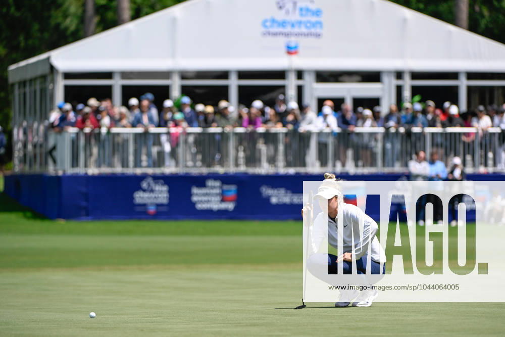 THE WOODLANDS, TX - APRIL 21: Nelly Korda (USA)lines up her long birdie putt on 9 during the final round of the Chevron Championship at The Club at Carlton Woods on April 21, 2024 in The Woodlands, Texas. (Photo by Ken Murray Icon Sportswire) GOLF: APR 21 LPGA, Golf Damen The Chevron Championship Icon240421073