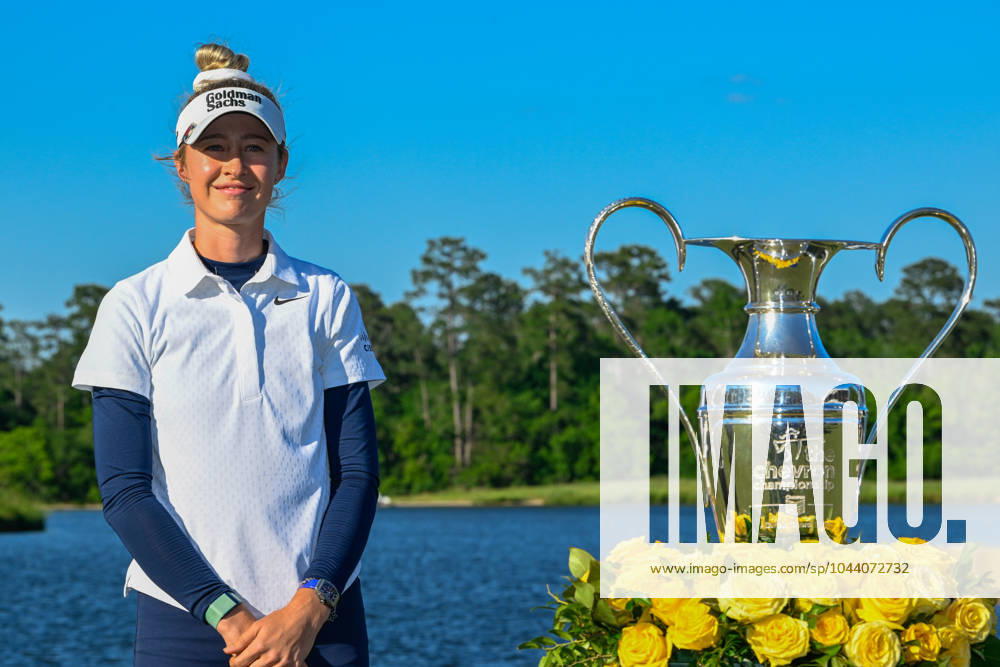 THE WOODLANDS, TX - APRIL 21: Nelly Korda (USA) and the trophy for winning the Chevron Championship at The Club at Carlton Woods on April 21, 2024 in The Woodlands, Texas. (Photo by Ken Murray Icon Sportswire) GOLF: APR 21 LPGA, Golf Damen The Chevron Championship Icon240421084