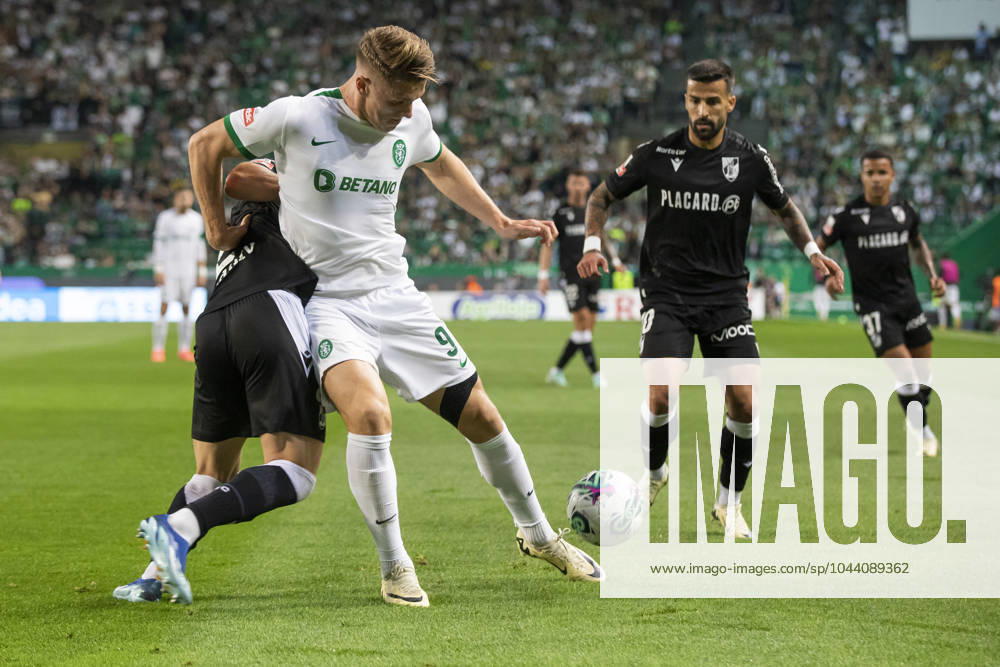 Viktor Gyokeres (C) of Sporting CP seen in action during the Liga Portugal Betclic football match between Sporting CP and Vitoria SC at Alvalade Stadium. Lisbon Portugal - ZUMAs197 20240421_aaa_s197_361