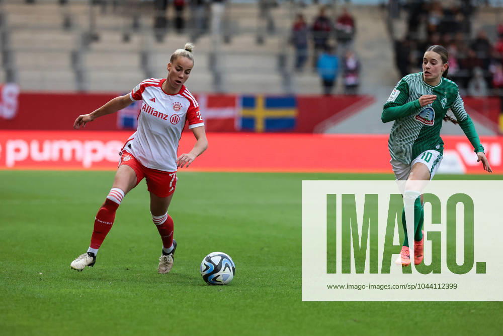 Google Pixel Women Bundesliga FC Bayern Munich Women SV Werder Bremen Women 22 04 2024 in duel Giulia GWINN FCB 7 and Tuana Shahnis MAHMOUD SVW 10 duel