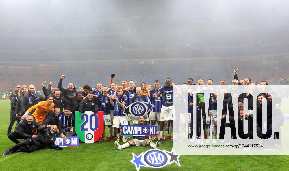 Inters players jubilates at the end of the Italian serie A soccer match between AC Milan and Inter at Giuseppe Meazza stadium in Milan, 22 April 2024..ANSA MATTEO BAZZI Soccer: Serie A; Ac Milan vs Inter - ZUMAa110 20240422_zaf_a110_045