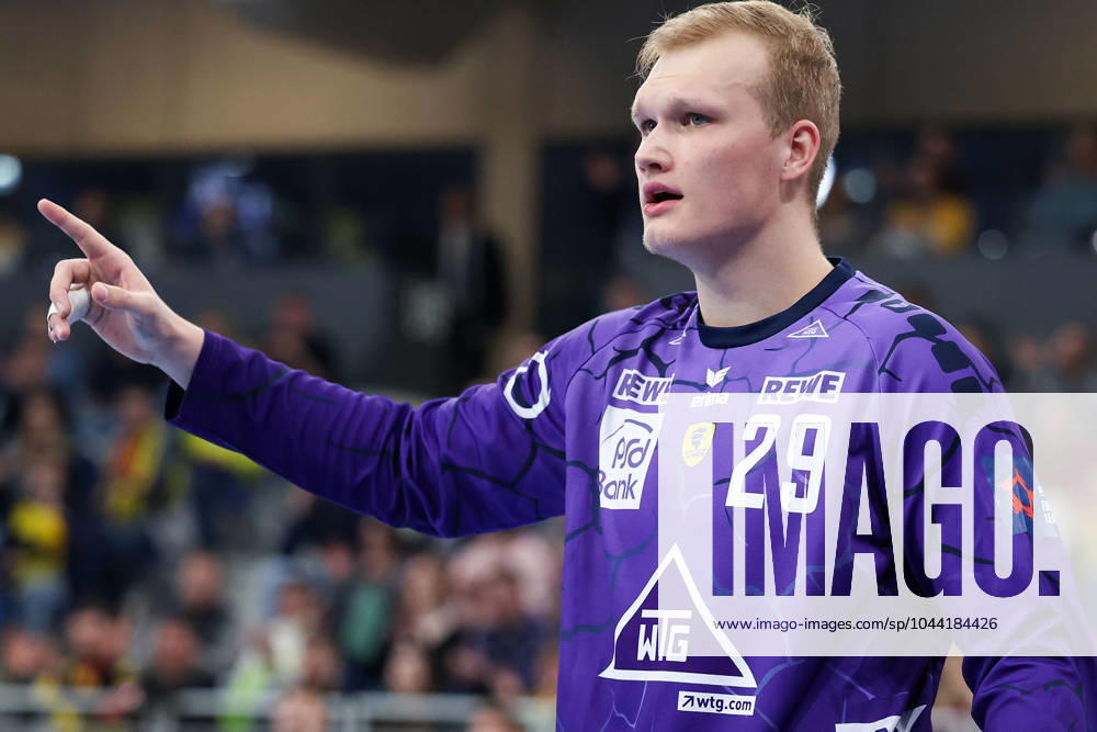 2024 04 23 EHF European League Rhein Neckar Löwen Sporting Lisbon v l , goalkeeper, goalkeeper David Spaeth Rhein Neckar Loewen gives instructions, gesticulates, gesticulate with arms gives instructions, gesticulate
