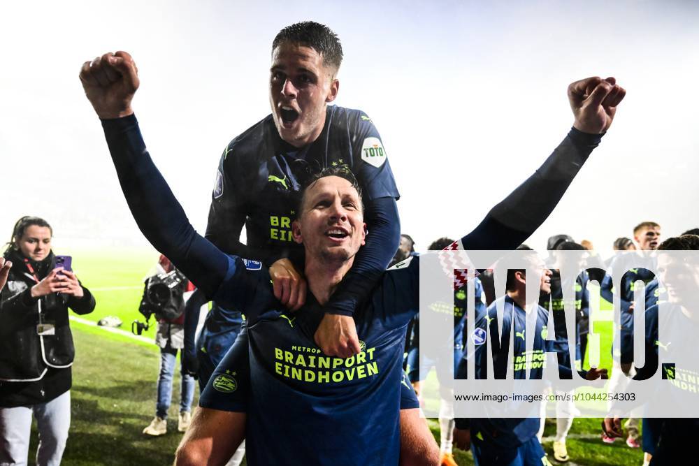 HEERENVEEN - Luuk de Jong of PSV Eindhoven and Joey Veerman of PSV Eindhoven celebrate the 0-8 victory after the Dutch Eredivisie match between sc Heerenveen and PSV Eindhoven at the Abe Lenstra Stadium on April 25, 2024 in Heerenveen, the Netherlands. ANP OLAF KRAAK Dutch Eredivisie 2023 2024 ANPxSportx IVx 496898512 originalFilename: 496898512