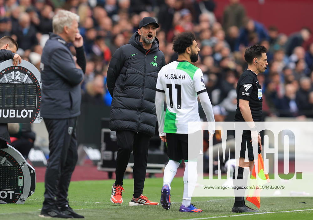 London, England, 27th April 2024. Jurgen Klopp, Manager of Liverpool and Mohamed Salah of Liverpool exchange words on the touchline during the Premier League match at the London Stadium, London. Picture credit should read: Paul Terry Sportimage . SPI-3108-0021