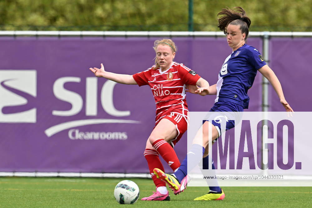 RSC ANDERLECHT VS STANDARD Amber Barrett (9) of Standard and Tine De Caigny (6) of Anderlecht pictured during a female soccer game between RSC Anderlecht and Standard Femina de Liege on the 6 th matchday of the play offs in the 2023 - 2024 season of the Belgian Lotto Womens Super League , on Saturday 27 April 2024 in Anderlecht , Belgium . PHOTO SPORTPIX David Catry Anderlecht Lotto Park Brussel Belgium
