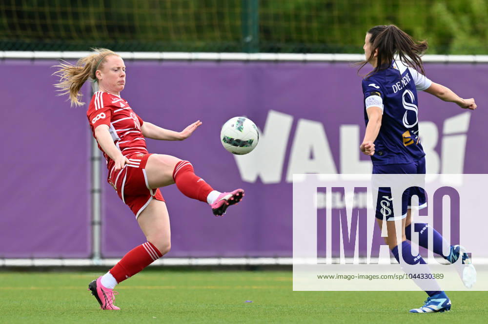 RSC ANDERLECHT VS STANDARD Amber Barrett (9) of Standard pictured in a duel with Laura De Neve (8) of Anderlecht during a female soccer game between RSC Anderlecht and Standard Femina de Liege on the 6 th matchday of the play offs in the 2023 - 2024 season of the Belgian Lotto Womens Super League , on Saturday 27 April 2024 in Anderlecht , Belgium . PHOTO SPORTPIX David Catry Anderlecht Lotto Park Brussel Belgium