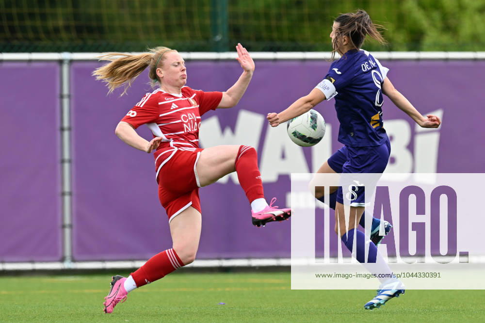 RSC ANDERLECHT VS STANDARD Amber Barrett (9) of Standard pictured in a duel with Laura De Neve (8) of Anderlecht during a female soccer game between RSC Anderlecht and Standard Femina de Liege on the 6 th matchday of the play offs in the 2023 - 2024 season of the Belgian Lotto Womens Super League , on Saturday 27 April 2024 in Anderlecht , Belgium . PHOTO SPORTPIX David Catry Anderlecht Lotto Park Brussel Belgium