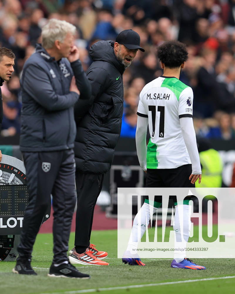 London, England, 27th April 2024. Jurgen Klopp, Manager of Liverpool and Mohamed Salah of Liverpool exchange words on the touchline during the Premier League match at the London Stadium, London. Picture credit should read: Paul Terry Sportimage . SPI-3108-0025