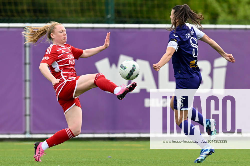 RSC ANDERLECHT VS STANDARD Amber Barrett (9) of Standard and Laura De Neve (8) of Anderlecht pictured during a female soccer game between RSC Anderlecht and Standard Femina de Liege on the 6 th matchday of the play offs in the 2023 - 2024 season of the Belgian Lotto Womens Super League , on Saturday 27 April 2024 in Anderlecht , Belgium . PHOTO SPORTPIX David Catry Anderlecht Lotto Park Brussel Belgium