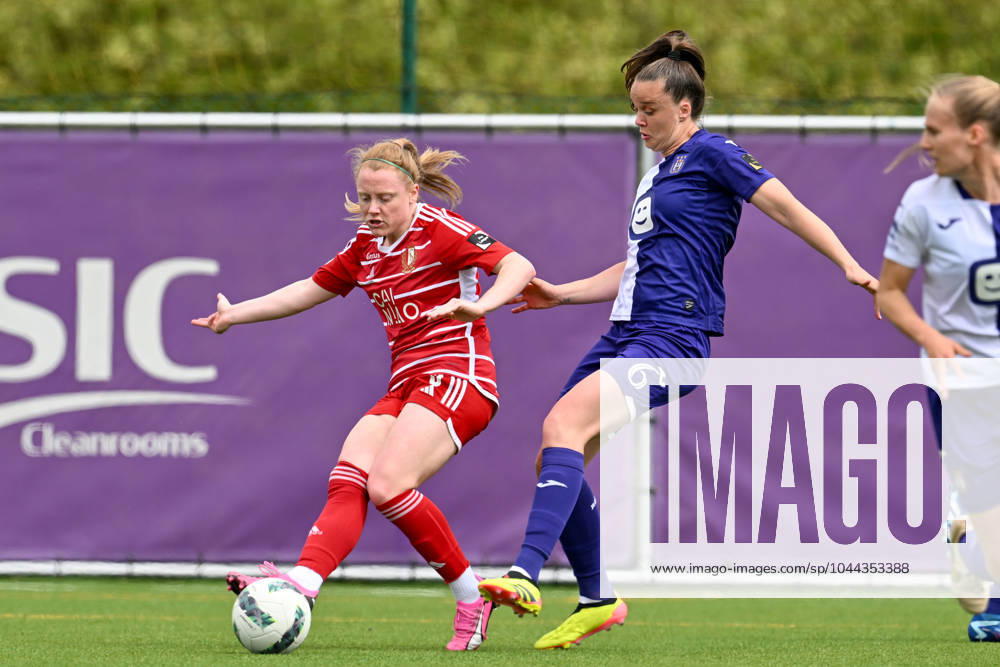 RSC ANDERLECHT VS STANDARD Amber Barrett (9) of Standard and Tine De Caigny (6) of Anderlecht pictured during a female soccer game between RSC Anderlecht and Standard Femina de Liege on the 6 th matchday of the play offs in the 2023 - 2024 season of the Belgian Lotto Womens Super League , on Saturday 27 April 2024 in Anderlecht , Belgium . PHOTO SPORTPIX David Catry Anderlecht Lotto Park Brussel Belgium