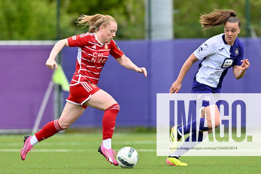 RSC ANDERLECHT VS STANDARD Amber Barrett (9) of Standard and Tine De Caigny (6) of Anderlecht pictured during a female soccer game between RSC Anderlecht and Standard Femina de Liege on the 6 th matchday of the play offs in the 2023 - 2024 season of the Belgian Lotto Womens Super League , on Saturday 27 April 2024 in Anderlecht , Belgium . PHOTO SPORTPIX David Catry Anderlecht Lotto Park Brussel Belgium
