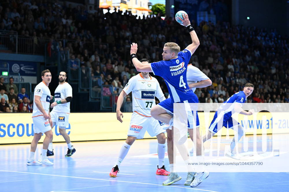 Ellidi Vidarsson VfL Gummersbach 4 vs Stefan Cavor HSG Wetzlar 77 GER, Handball, VfL Gummersbach vs HSG Wetzlar, 1 Bundesliga, Season 2023 2024, Matchday 32, 27 04 2024 GER, Handball, VfL Gummersbach vs HSG Wetzlar, 1 Bundesliga, Season 2023 2024, Matchday 32, 27 04 2024 Gummersbach