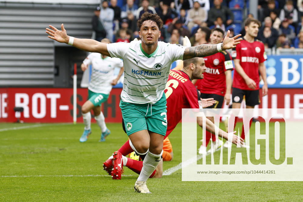 Fussball 2 Bundesliga, SV Wehen Wiesbaden SpVgg Greuther Fuerth, v l Armindo Sieb SpVgg Greuther Fürth celebrate the goal, Der Torjubel zum 2 3 Wiesbaden