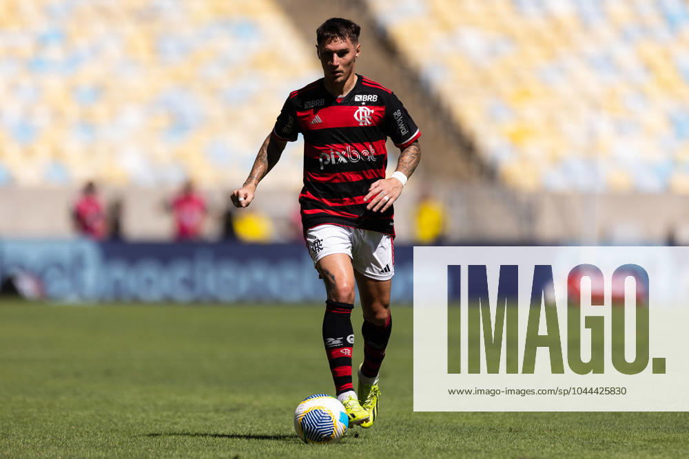 RIO DE JANEIRO, BRAZIL - APRIL 28: GUILLERMO VARELA of Flamengo controls the ball during the match between Flamengo and Botafogo as part of Brasileirao 2024 at Maracana Stadium on April 28, 2024 in Rio de Janeiro, Brazil. Rio De Janeiro Brazil - ZUMAc227 20240428_zsp_c227_005