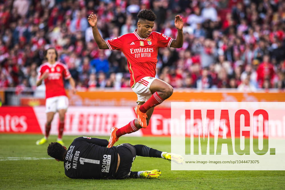 David Neres of SL Benfica (R) with Matheus Magalhaes of Sporting Clube de Braga (L) in action during the Liga Portugal Betclic match between SL Benfica and SC Braga at Estadio da Luz. Lisbon Portugal - ZUMAs197 20240427_aaa_s197_600