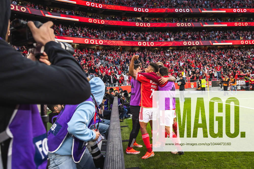 David Neres of SL Benfica celebrates a goal with his teammates during the Liga Portugal Betclic match between SL Benfica and SC Braga at Estadio da Luz, Lisbon Portugal - ZUMAs197 20240427_aaa_s197_611