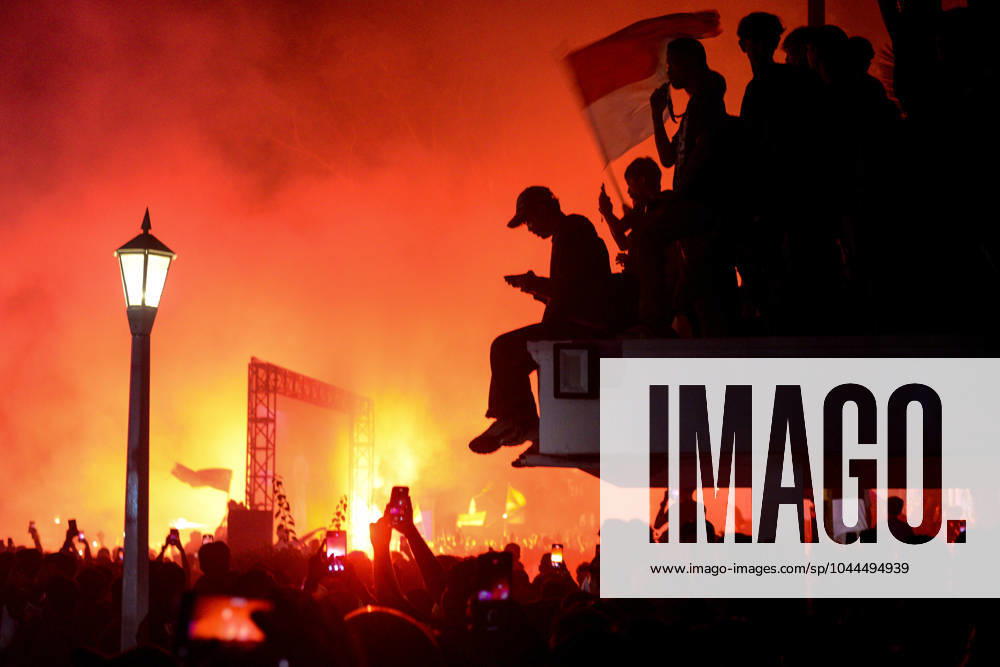 Indonesia supporters gather to watch giant screens the U23 AFC Qatar 2024 Asian Cup semi-final football match between Indonesia and Uzbekistan, at the city hall in Bogor. Bogor Indonesia - ZUMAa216 20240429_zip_a216_009