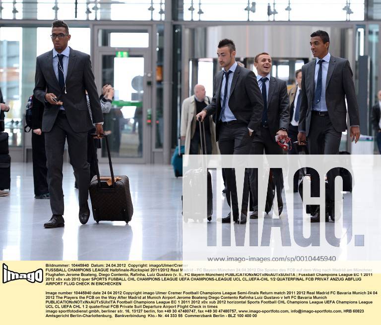 FUSSBALL CHAMPIONS LEAGUE Halbfinale-Rückspiel 2011 2012 Real Madrid - FC Bayern München 24.04.2012 Die Spieler des FCB auf dem Weg nach Madrid am Münchner Flughafen Jerome Boateng, Diego Contento, Rafinha, Luiz Gustavo (v. li., FC Bayern München)